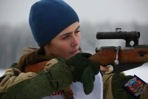 Девушка стреляет из снайперской винтовки Мосина