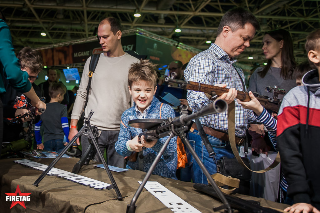 Ребенок счастлив подержать в руках пулемет