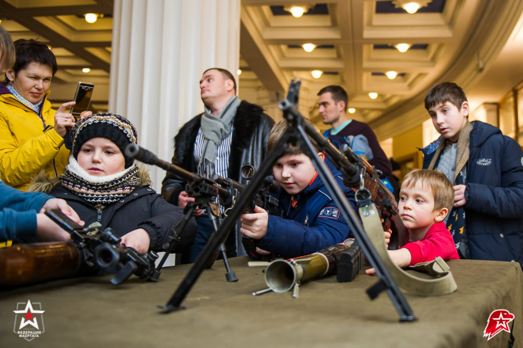 Дети на выездном Музее оружия в Москве
